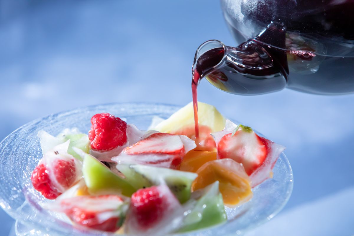 氷のホテル　デザート「氷のスープドフリュイ」