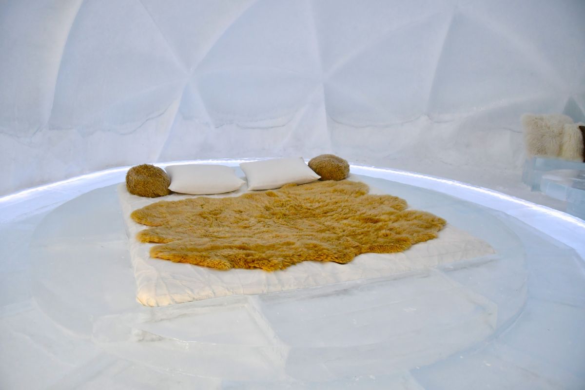 氷のホテル　ベッド