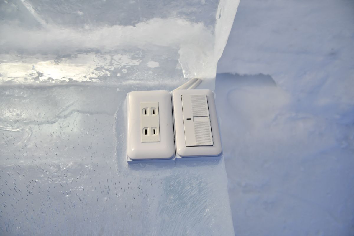 氷のホテル　電源プラグ