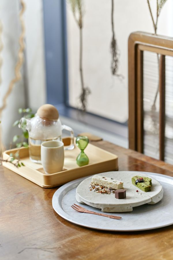 ヴィーガンロースイーツ3種 フルサイズ1100円、ハーフサイズ700円 ドリンクをセットすると合計額から100円引き