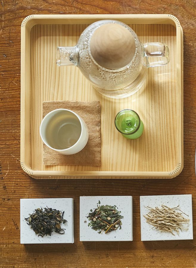 左から木漏日茶・黒文字茶・香根草茶の茶葉、お茶はポット提供で各600円
