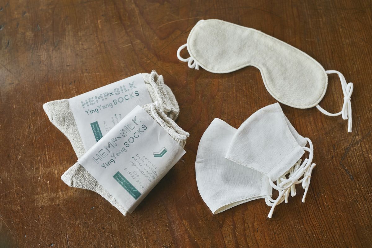 HEMPマスク1500円、陰陽靴下1700円、HEMP × SILK　アイマスク2500円 