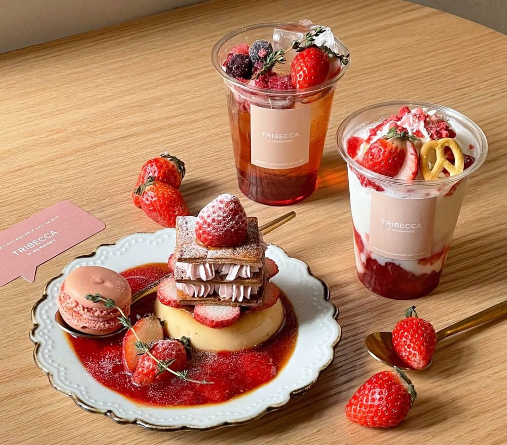 左から時計回りに） いちごミルフィーユプリン【阪神先行販売】（1人前）1,485円 ストロベリーティーソーダ（1杯）583円 ストロベリーホワイトチョコフラッペ（1杯）770円