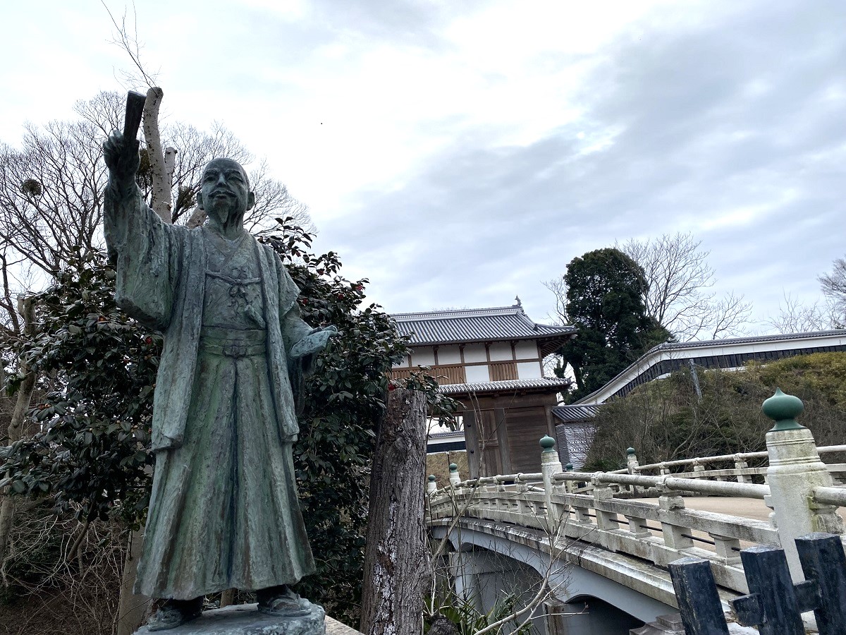 再建された大手門の近くに立つ斉昭の像