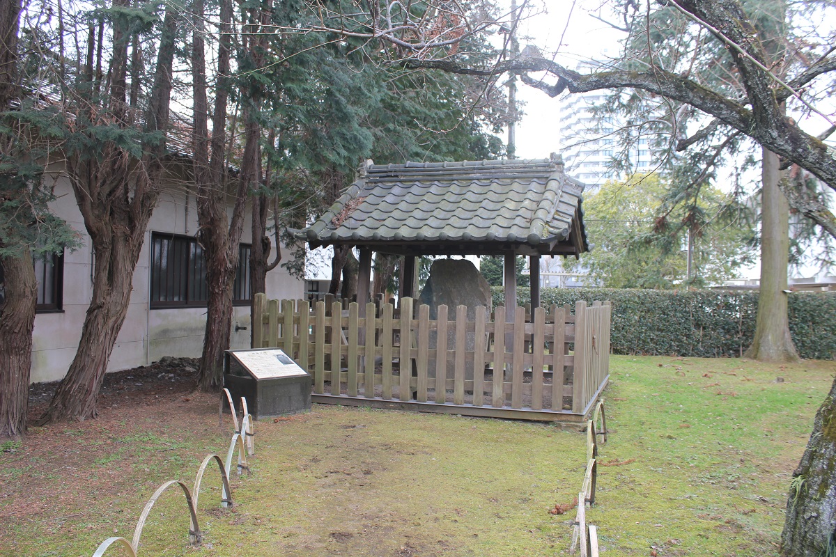 ひっそりたたずむ水戸の梅のルーツを記した碑