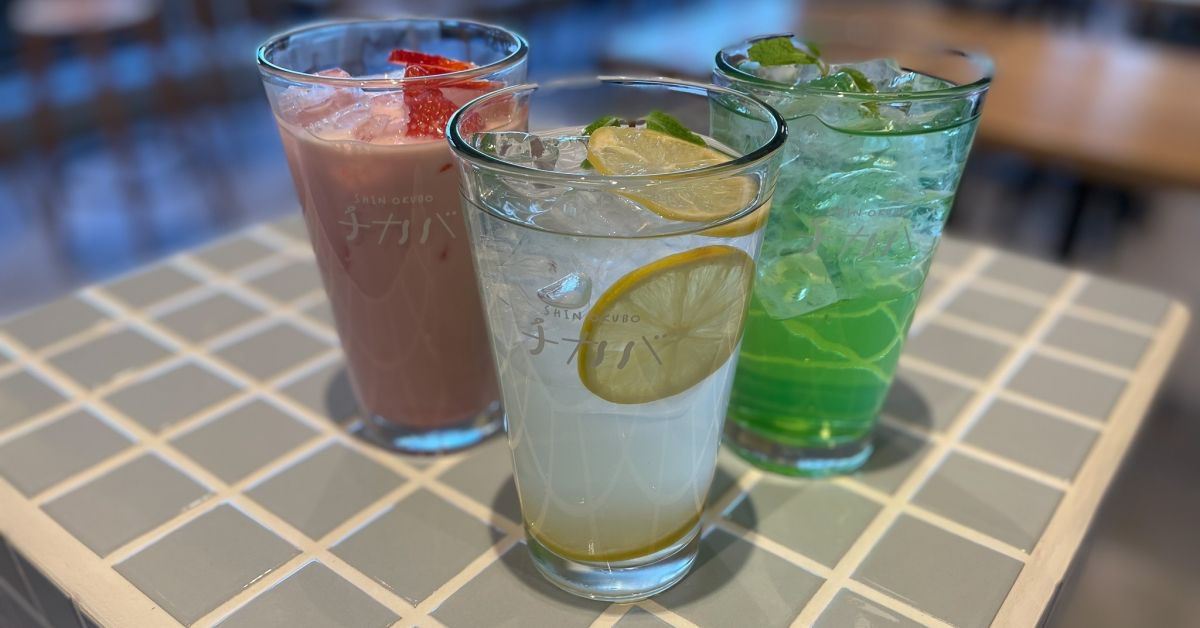「チカバドリンク」（左から）いちごオレ、自家製レモネード、青りんごソーダ 各600円