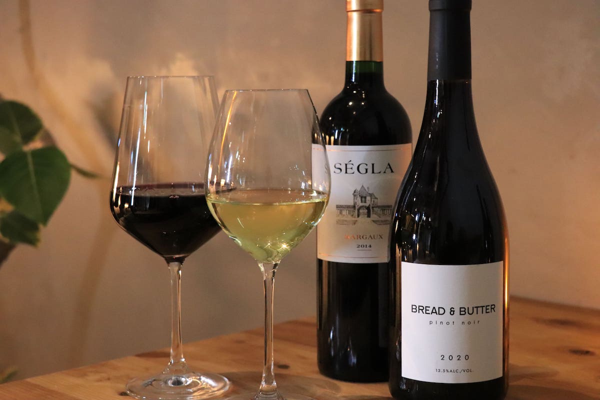 赤：セグラ ボトル ¥12,800(¥14,080) 白：ブレッド＆バター ボトル ¥7,800(¥8,580)