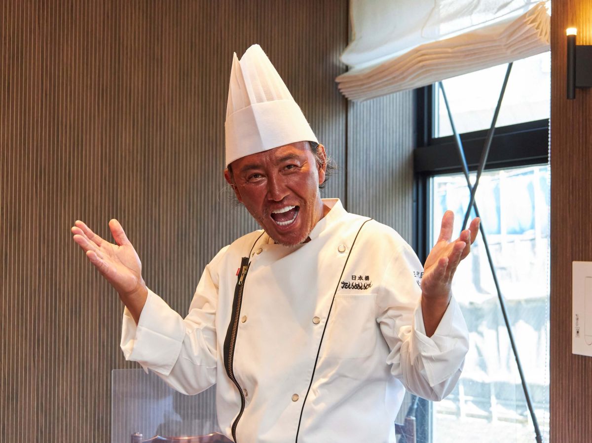 とびきりの笑顔で迎えてくださったのは「たいめいけん」の三代目・茂出木浩司シェフ