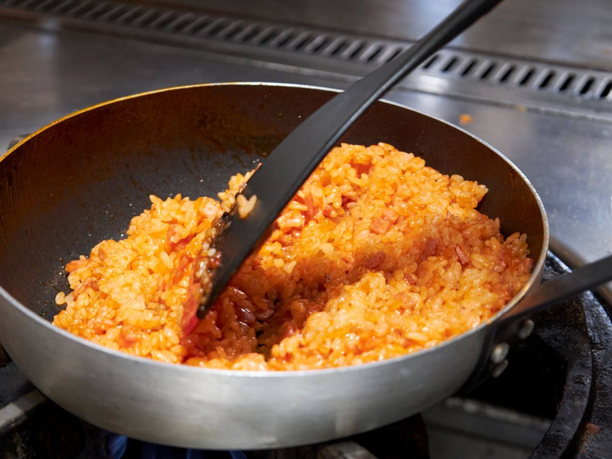 全体がよく混ざってごはんがパラパラになればハムライスの完成！塩コショウはここでしっかりと！