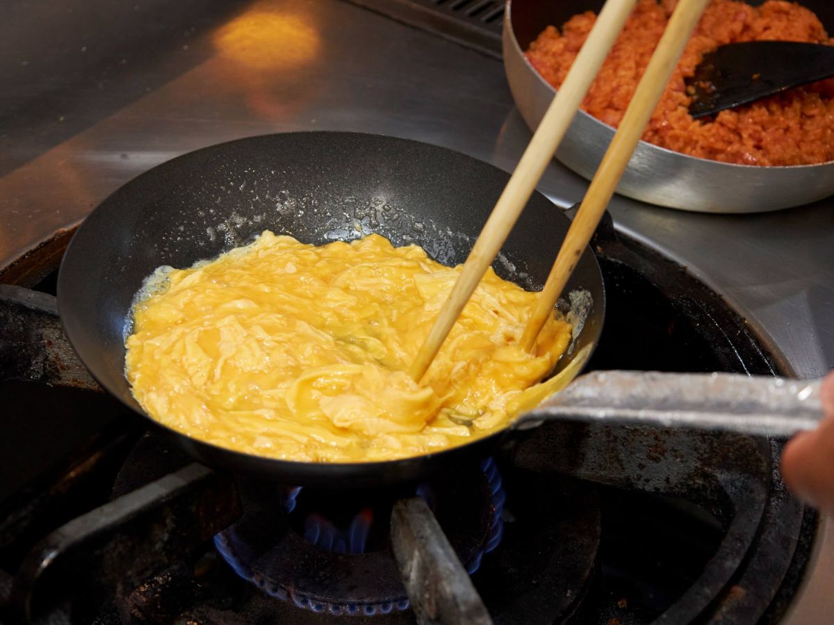 卵はフライパンを揺り動かしながら箸で勢いよくかき混ぜます