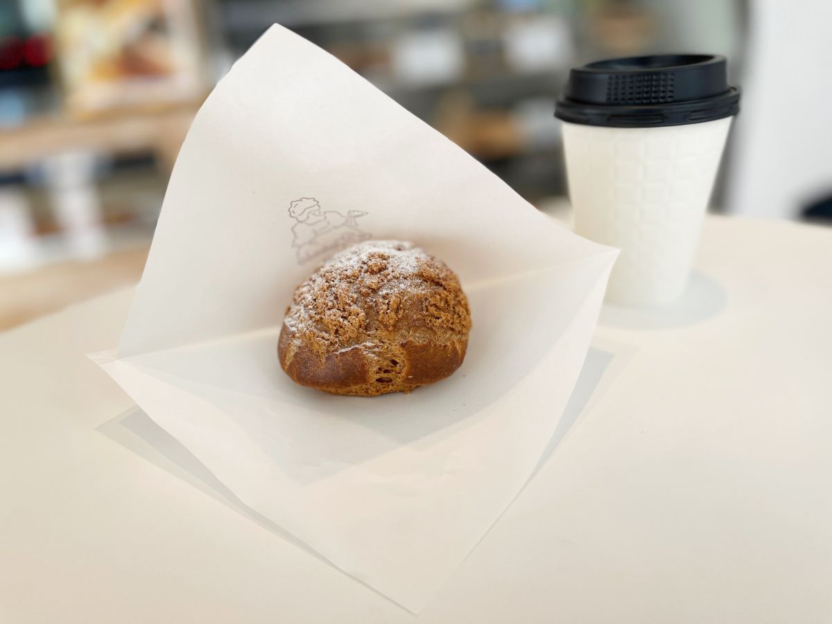 （左から）「銀座バニラシュークリーム」421円、「挽き立てホットコーヒー」378円