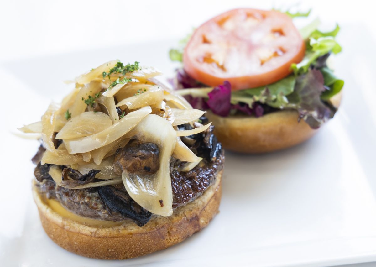 和牛バーガー $14、トッピングのスモークゴーダチーズ $1.25