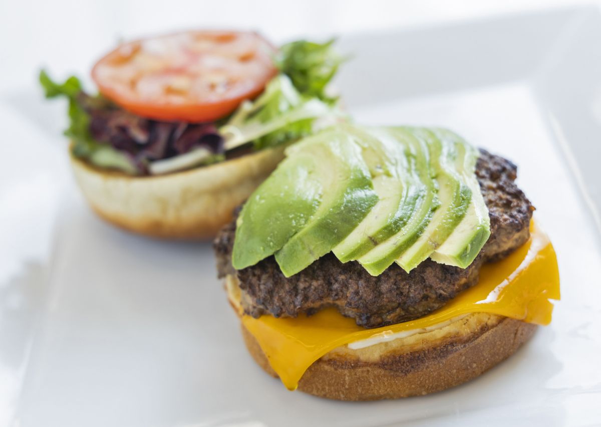 オールアメリカンバーガー $9、トッピングのシャープチェダーチーズ $1.25、アボカド $1.25