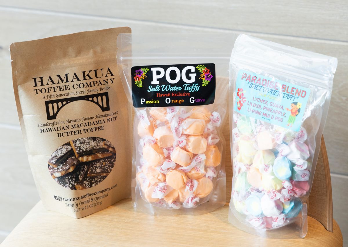 左から「ハワイアン・マカダミアナッツ・バター・トフィー」$17.59、「POGキャンディー」$7.99、「パラダイス・ブレンド・キャンディー」$7.99