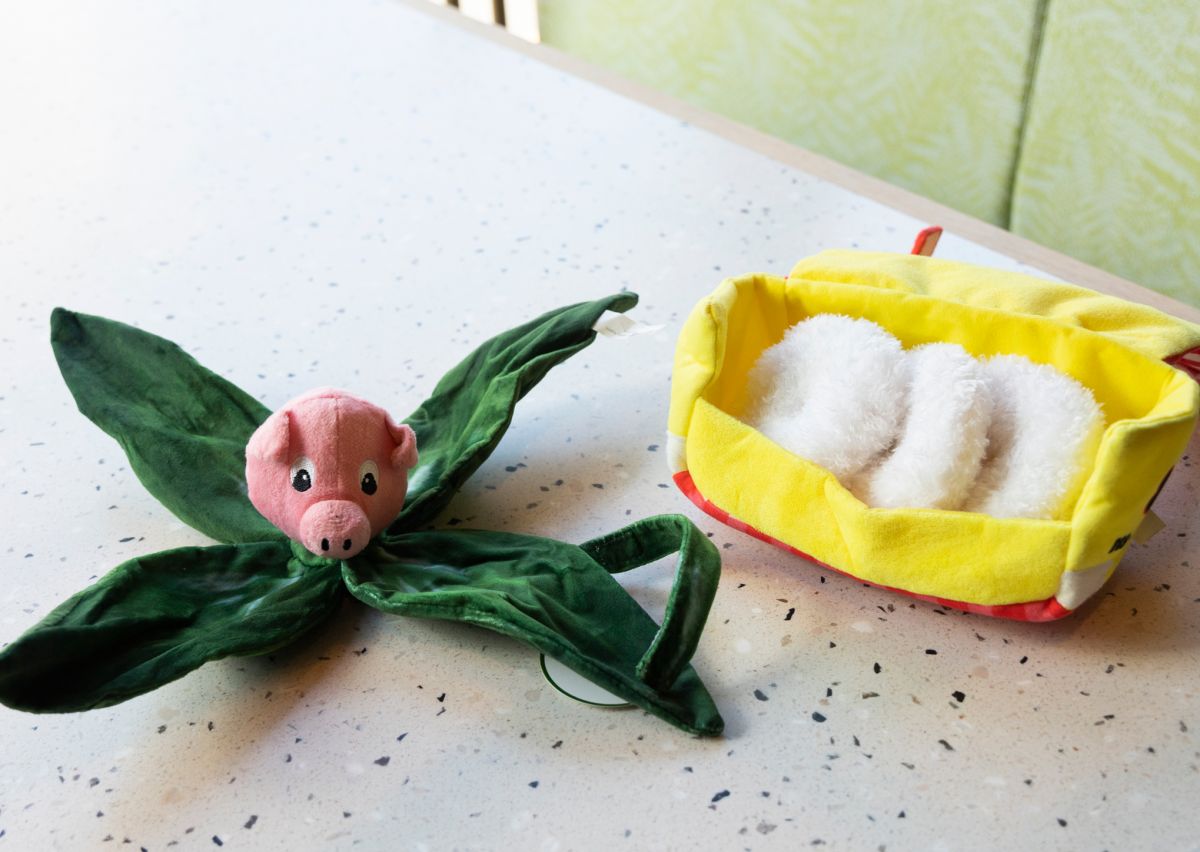      じゃーん！中からこんなものが出てきました！「Lovesドーナツ型トイ」$28.50、「ラウラウ型トイ」$17