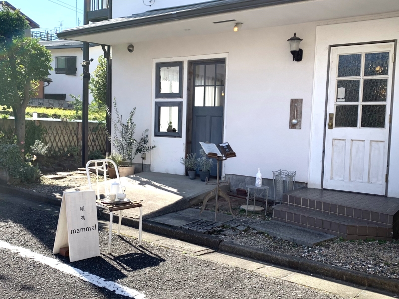 アパートの1階にあり、ぬくもりを感じる雰囲気。横には世田谷線の線路が通っている