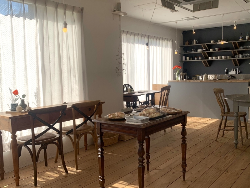 店内には古家具が並び、温かみのある空間が広がる（※通常は店内撮影NG。取材のため特別に店内を撮影しています）