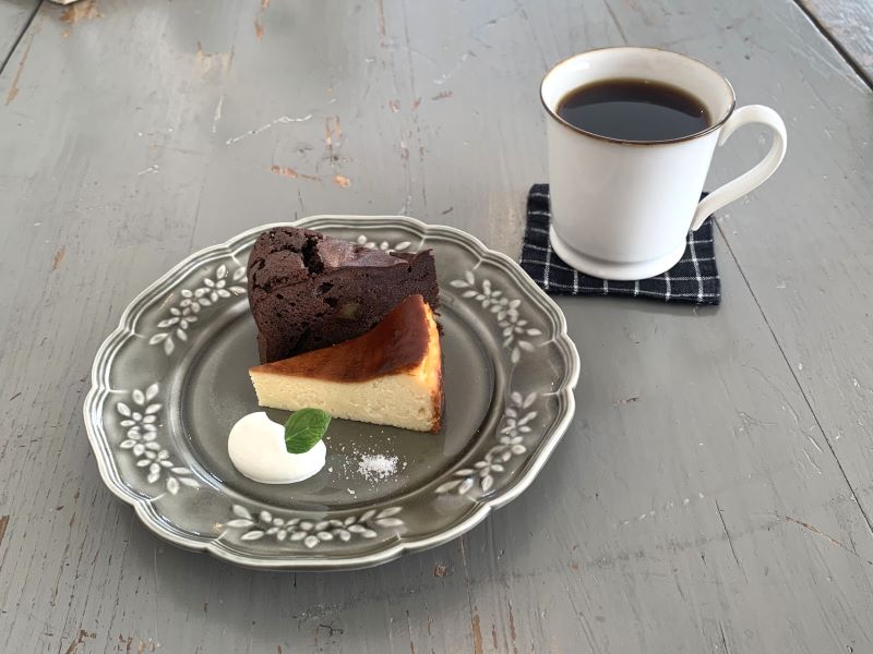 「ベイクドチーズケーキとガトーショコラのハーフ&ハーフ」650円、「モカ イルガチャフェ」単品は700円