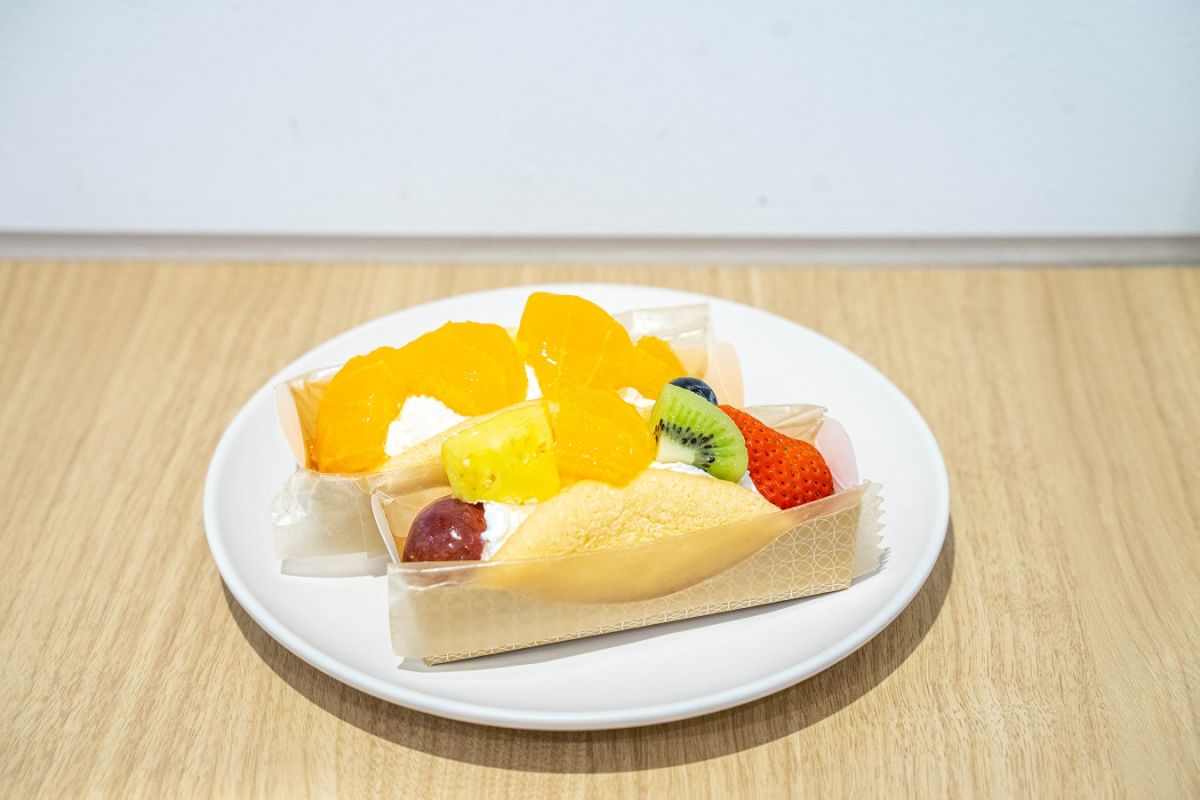 フルーツオムレット ミックスフルーツ（手前）395円、でこぽん（奥）594円