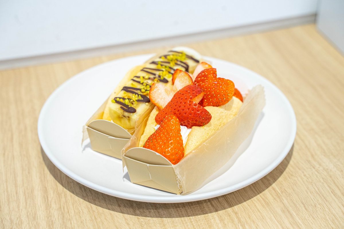 フルーツオムレット いちご（手前）648円、バナナ（奥）389円