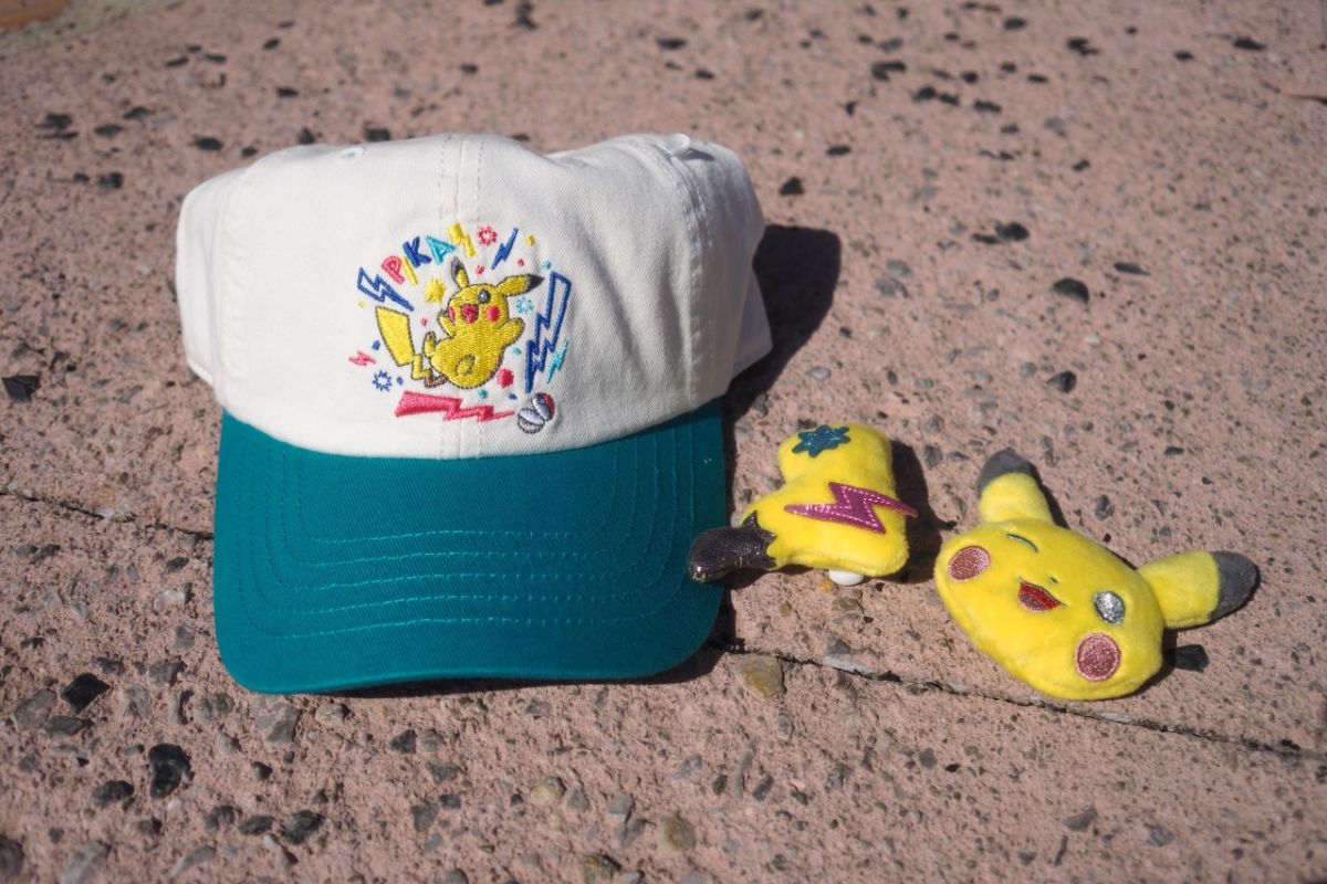 キャップ（左・3700円）、別売りアイテム（右）