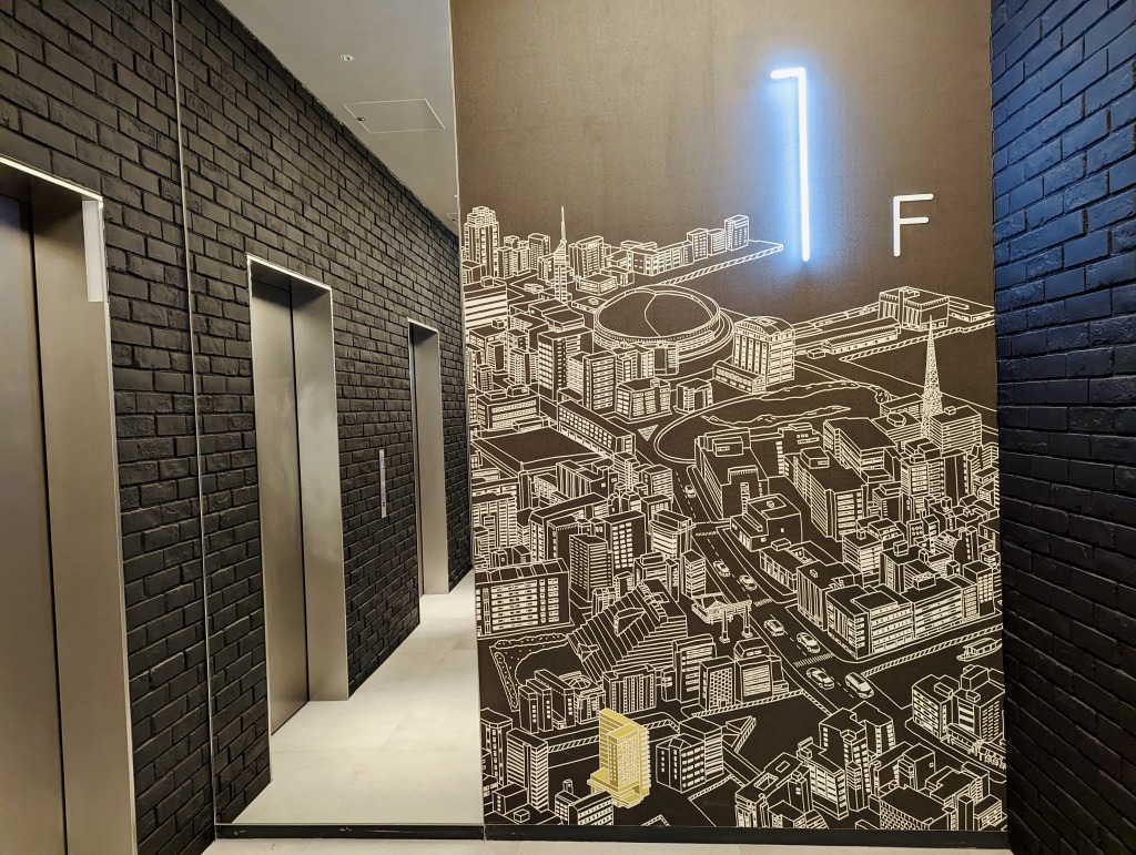  エレベーターホールには福岡の街を描いたスタイリッシュなグラフィック