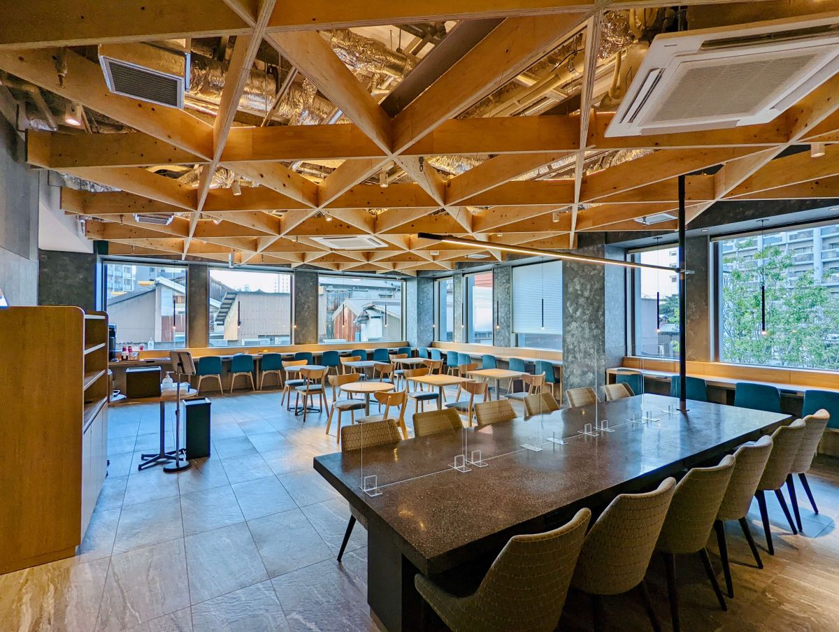 福岡の伝統工芸品である「大川組子」をモチーフにした天井