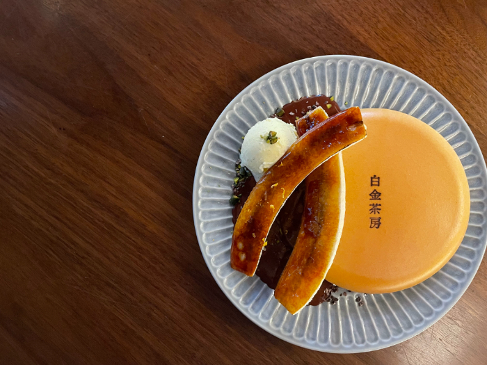 キャラメリゼバナナとグアナラチョコレートのパンケーキ