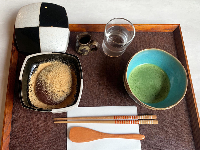 「煉り立てあん蕨餅とまっ茶」1980円