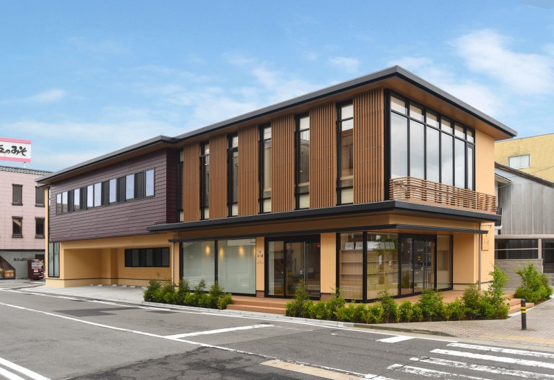 味噌の色をイメージした和モダンな建物が目印。