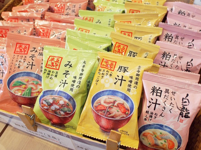 「米五」特製のフリーズドライみそ汁「越前おみそ汁」各190円(税別)。