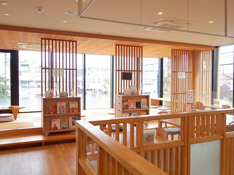 お座敷とテーブル席、窓際のカウンター席があり、外を眺めながらのんびり食事やカフェが楽しめます。