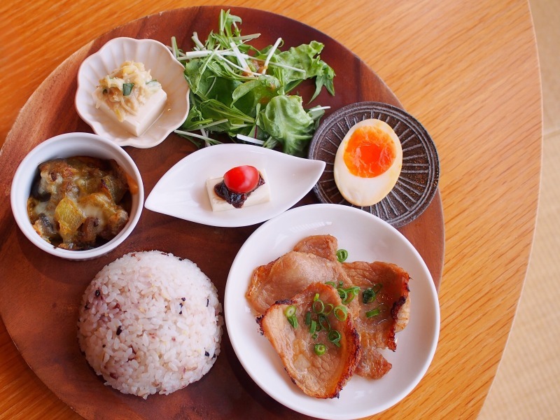 「みそらlaランチ」1210円(税込)。みそスープとみそ漬け付き。ご飯は白米と雑穀米から選べます。