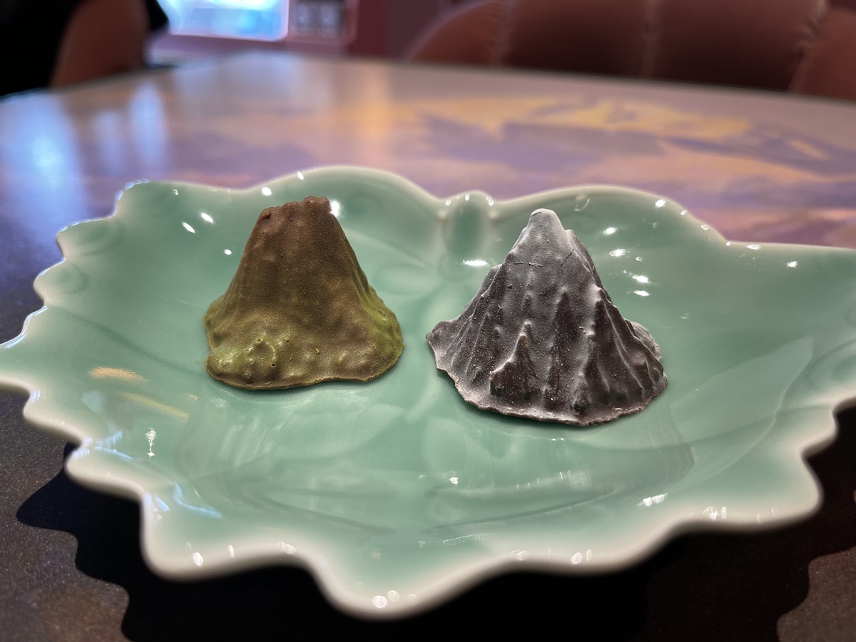 「雛山」より「桜島御岳（夏）」（左）と、「利尻山（冬）」（右）