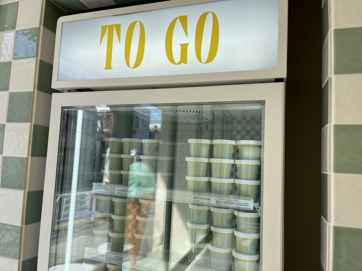 テイクアウト用のジェラートが並ぶケース