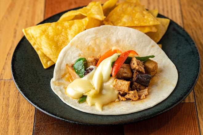 「とろーりチーズチキンタコス1p &チップス」600円／タコリッコ