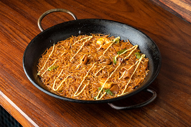 「魚介のフィデウア」900円／cafe-vino-tapas LA TAVERNA ハセガワ