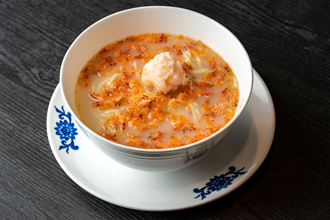 「桜海老香る白湯鶏麺」800円／華都飯店