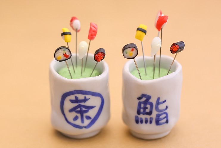 「おすし待ち針」（各2860円）