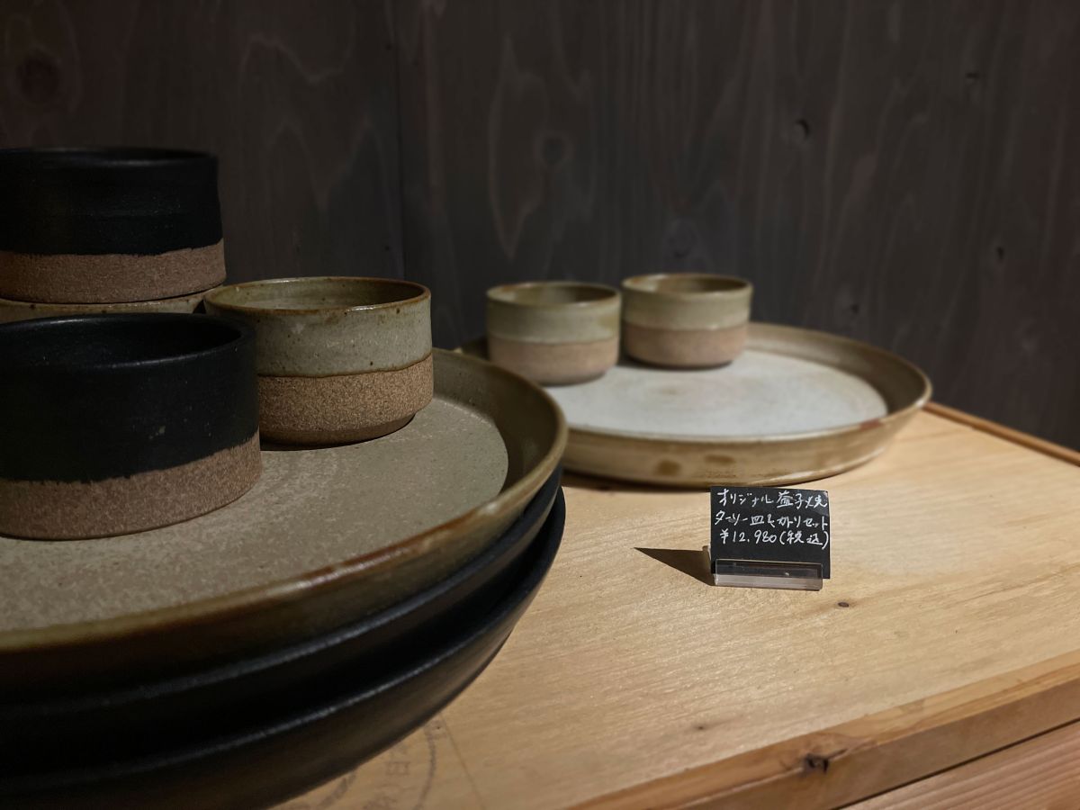 「オリジナル益子焼 ターリー皿＆カトリセット」12980円 ※セット内容は、ターリー皿 2枚、カトリ 2つ
