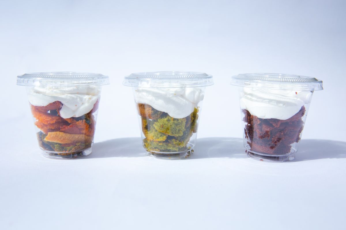 「コップケーキ」各220円　※色は日によって異なります