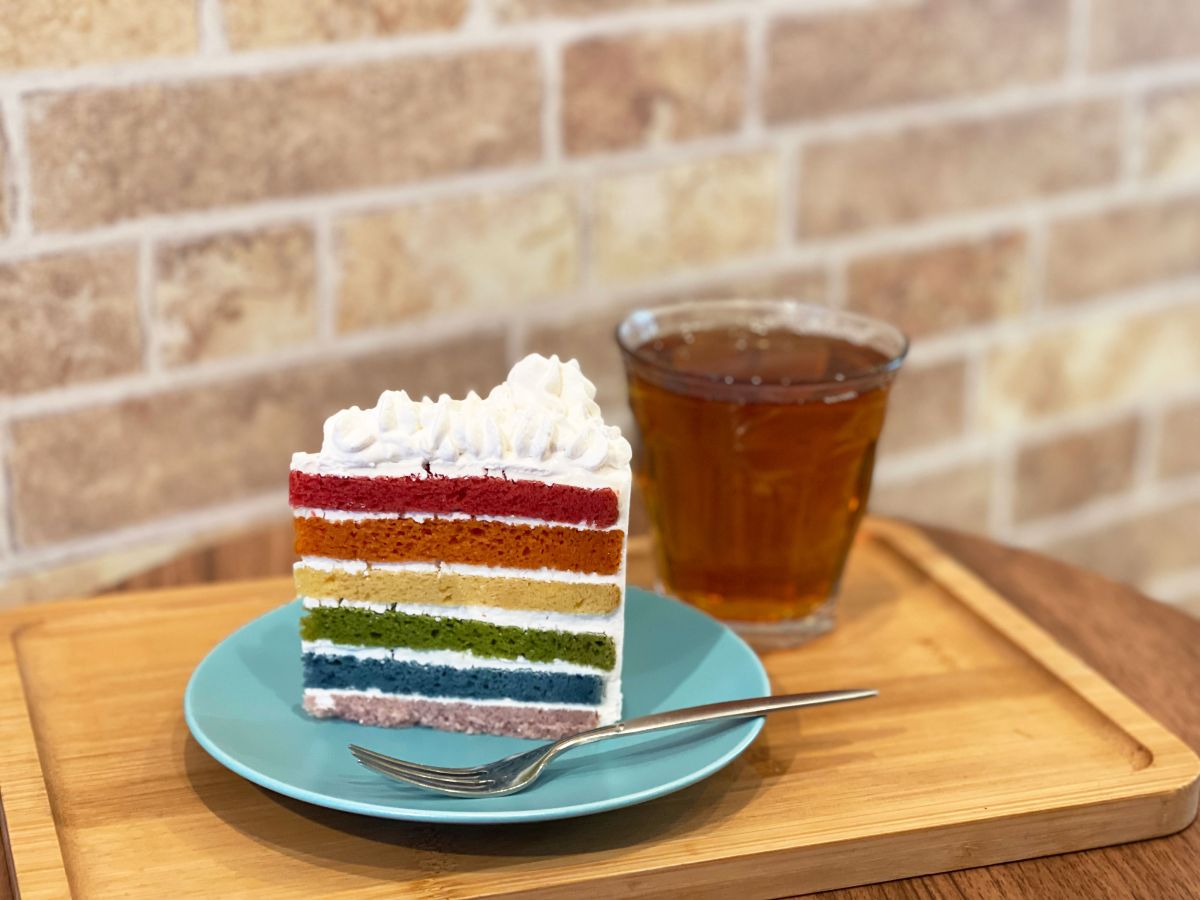 「夢幻レインボーケーキ」850円
