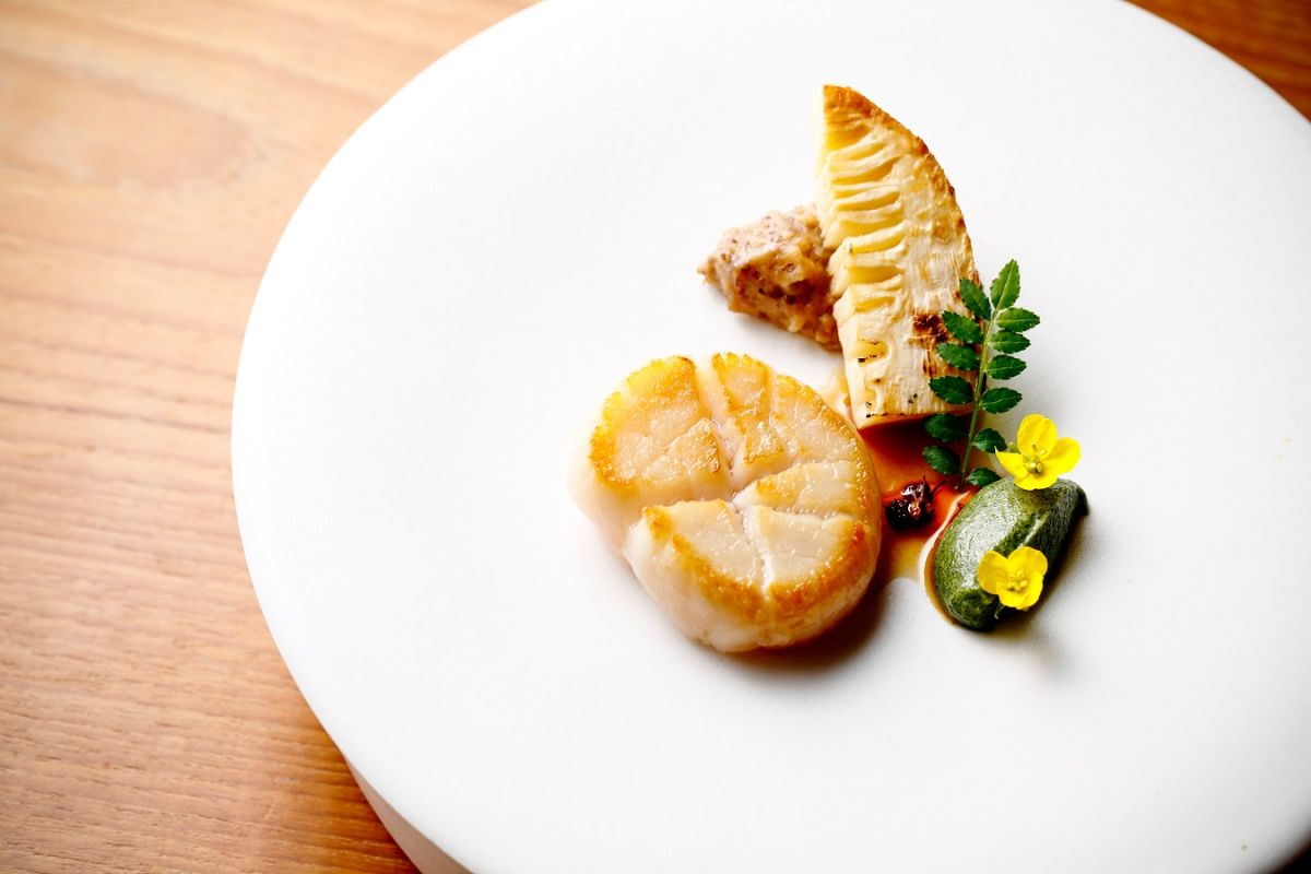 北海道産帆立貝と豚足、筍と木の芽