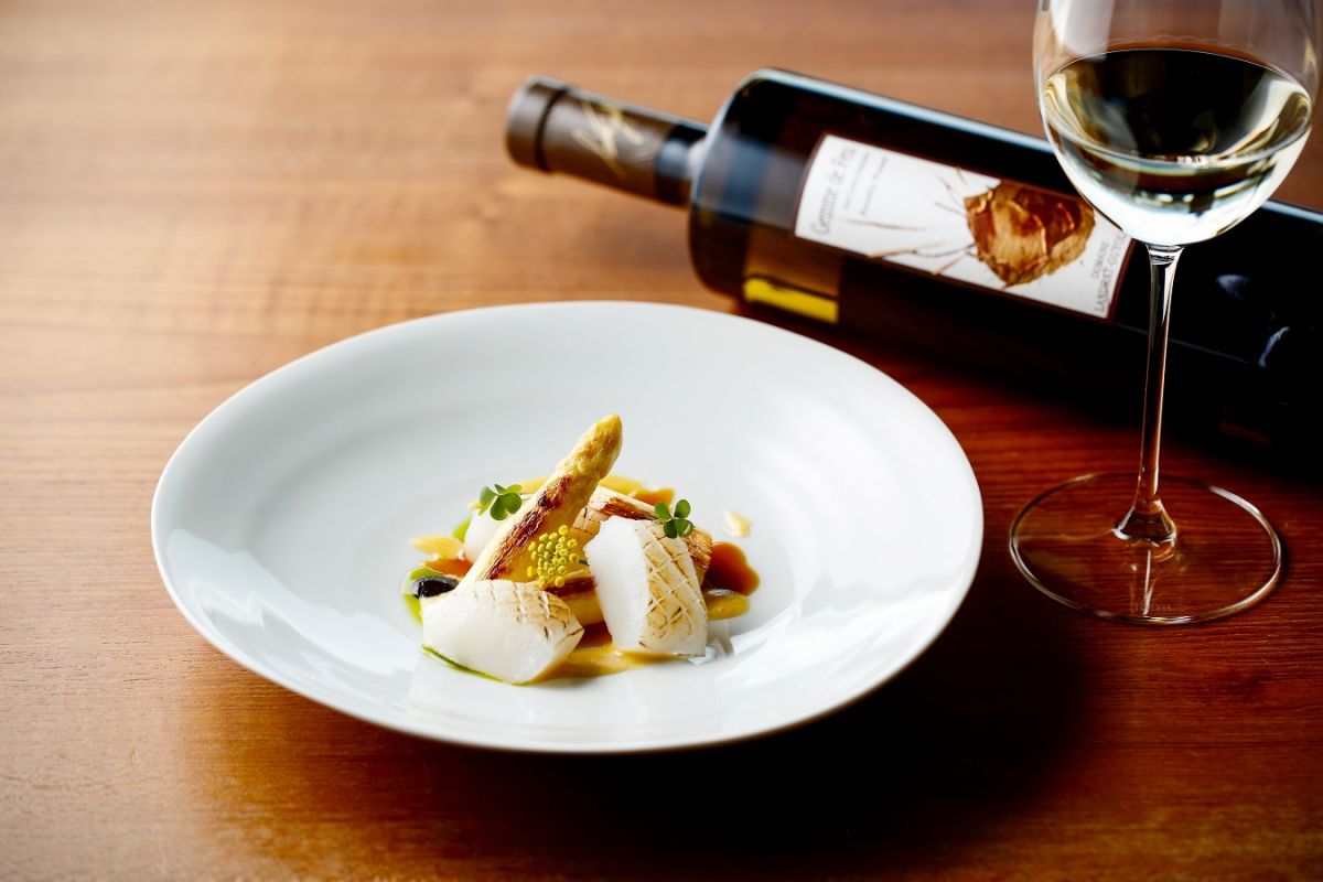 ホワイトアスパラガスと烏賊　オランデーズソースとトリュフ