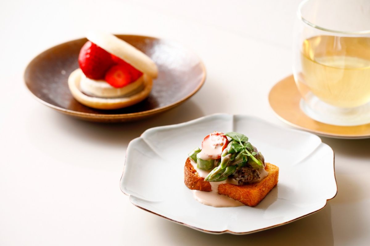 「自家製ブリオッシュ アスパラガスとモリーユ茸のフリカッセ」「苺大福 最中」/ ニホンノスコヤカ ブレンド 井入農園 滋賀