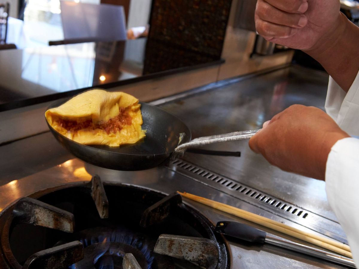 トントントントン。プロの手にかかれば簡単に見えるこの作業も実はなかなか難しい！