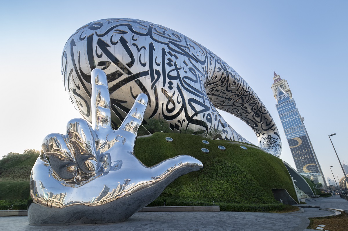 ドバイ首長の手を模ったモニュメント前での記念撮影が定番