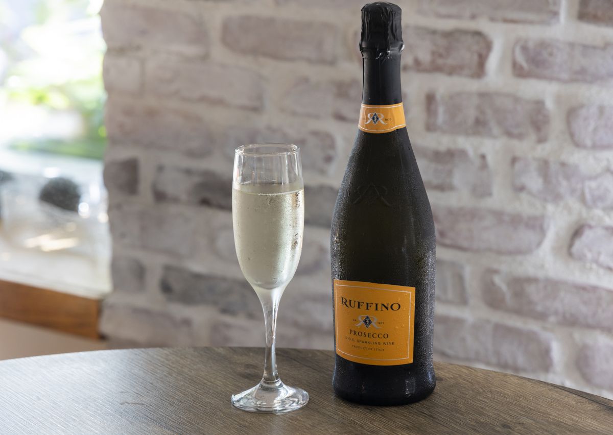 ルフィーノプロセッコ $10 グラス／$45 ボトル（ハッピーアワー価格 $6／$30）