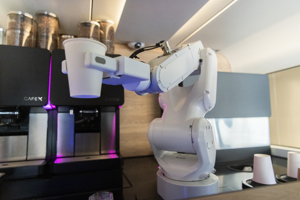 ロボットアームが接客する「CAFE X」