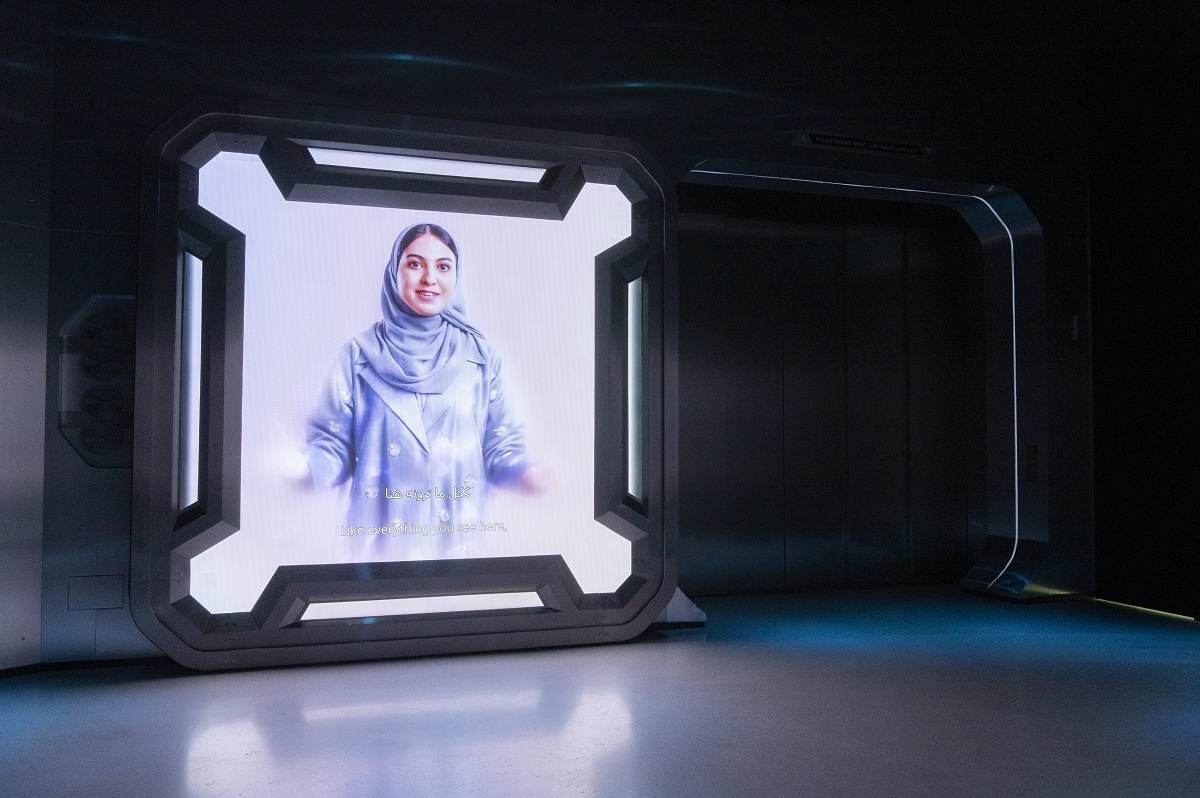 AIアヤの指示に従ってエレベーター内へ